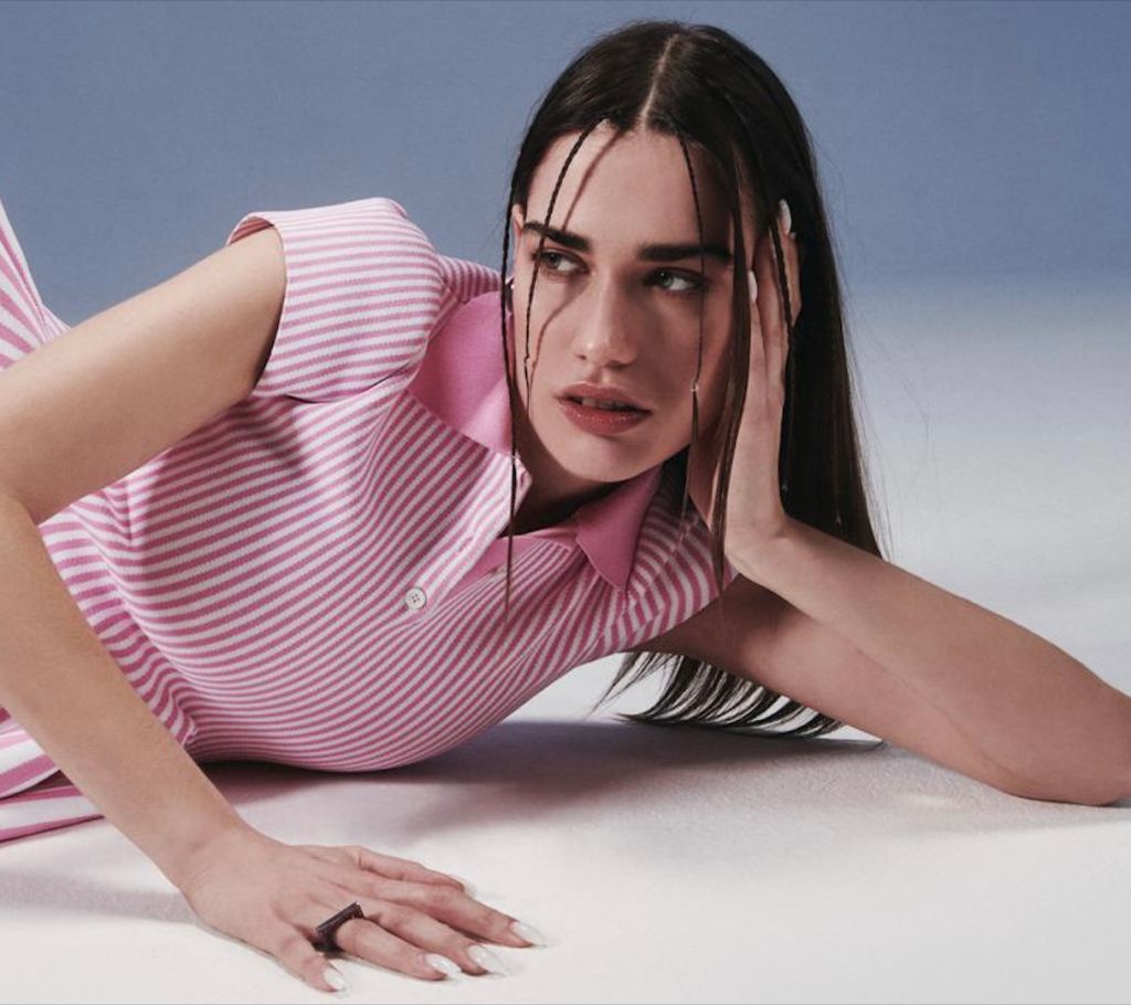 CLARA firma con Warner Music Italy e conquista il Disco d'Oro con ''Origami all'alba''