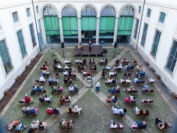 Milano è Viva. Al via il 4 luglio la terza edizione di Menotti d’Estate, un mese di spettacolo, musica e teatro nel cortile di Palazzo Sormani