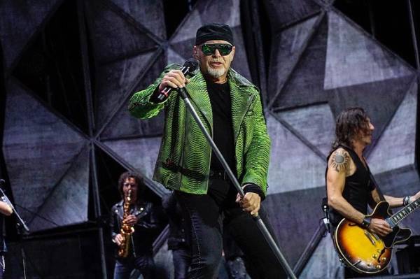 Vasco Rossi incanta Bologna con un'indimenticabile serata di musica e attacca i politici