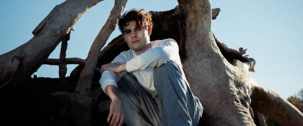 BARTOLINI: ''Schiena'' è il nuovo singolo, fuori oggi per Carosello Records. Un racconto intimo e potente dall'anima malinconica