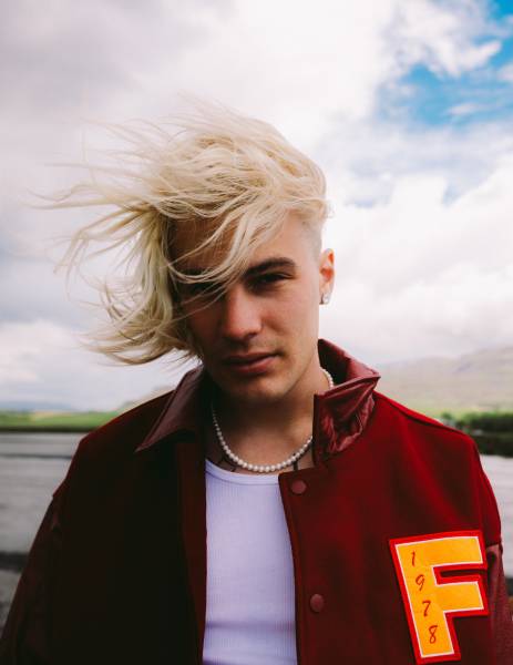 IL TRE: Il suo album INVISIBILI domina la classifica ufficiale FIMI/Gfk