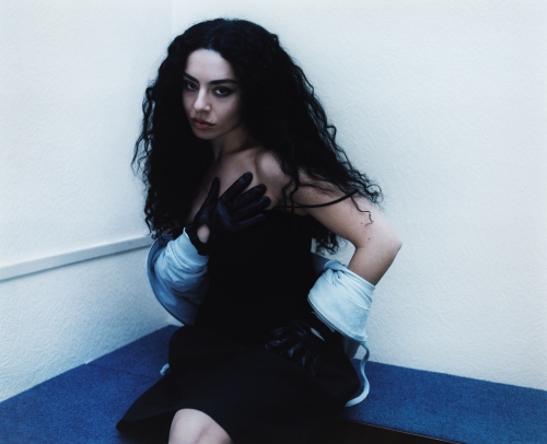 Charli XCX rivela il suo sesto album ''BRAT'': un viaggio iperpop nell'universo della musica contemporanea