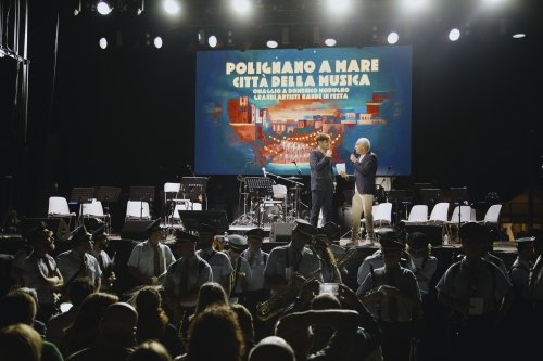 Polignano a Mare celebra Modugno: tre giorni di musica e piazza in festa