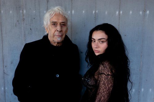 Charli XCX pubblica House con John Cale: primo assaggio dall’album scritto per Cime Tempestose (11 novembre 2025)